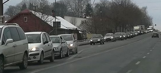 UWAGA KIEROWCY: Tworzą się korki na Dąbrówce w Sanoku! (ZDJĘCIA)