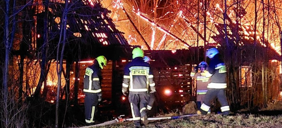 WESOŁA. Pożar drewnianego domu. Akcja sześciu zastępów straży (ZDJĘCIA)
