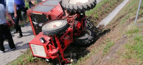 Kierowca zasłabł. Traktor w rowie (ZDJĘCIE)