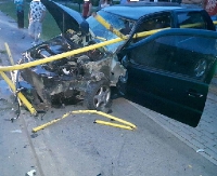 BRZOZÓW24.PL: Metalowa barierka przebiła volkswagena na wylot. „Świeże” prawo jazdy 19-latka (ZDJĘCIA)