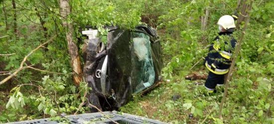 31-latek stracił panowanie nad samochodem. Wypadł z drogi (ZDJĘCIA)