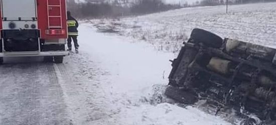 Osobówka wpadła w poślizg. Niebezpieczne dachowanie w rowie (FOTO)