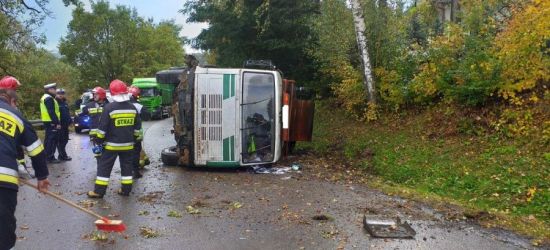 Przewrócona ciężarówka na drodze. Kierowca z obrażeniami, przygnieciony kabiną (FOTO)
