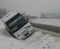 AKTUALIZACJA: Pasażerski bus wjechał do rowu i przewrócił się na bok. 6 osób w środku