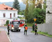Akcja na cerkiewnej. Strażacy usuwali blisko 30-metrową oleistą plamę z jezdni (ZDJĘCIA)