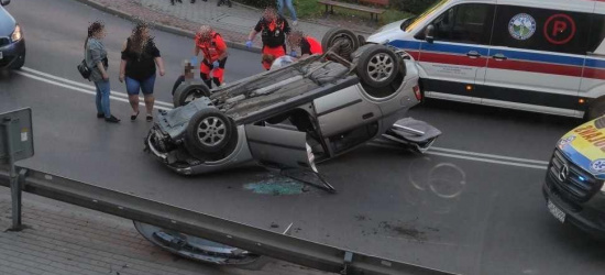 SANOK: Dachowanie osobówki pod galerią! Trzy osoby w pojeździe (ZDJĘCIA, VIDEO)