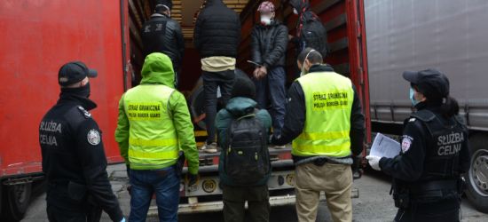 ZBOISKA / DUKLA: Migranci ukryci w naczepie tira!