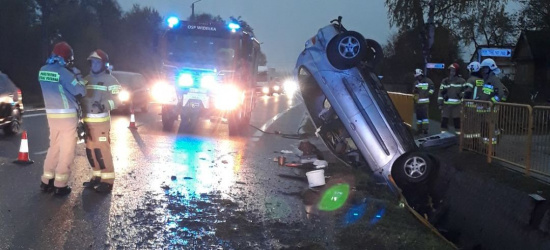 PODKARPACIE: Wjechał do rowu. Auto stanęło w pionie (ZDJĘCIE)
