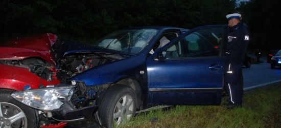Czołówka osobówek. Dwie osoby w szpitalu (FOTO)