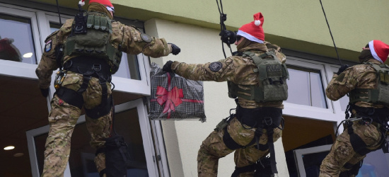 Policyjni komandosi pomocnikami św. Mikołaja! (ZDJĘCIA)
