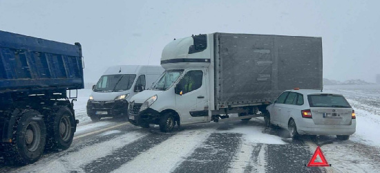 Zderzenie osobówki z samochodem dostawczym. Utrudnienia w kierunku Krosna (ZDJĘCIE)