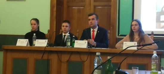 Młodzi radni dbają o wolontariat. Gry terenowe z harcerzami (ZDJĘCIA)