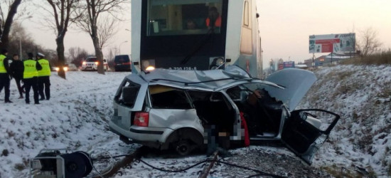 REGION: Tragedia na przejeździe kolejowym. Zginął 27-letni kierowca i 19-letnia pasażerka (ZDJĘCIA)