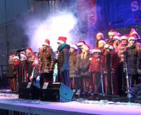 SANOK: Spotkanie Wigilijne na Rynku w przepięknej zimowej aurze. Na scenie Souliki i świąteczny recital Olgi Bończyk (FILM)
