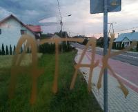 INTERWENCJA: Obsceniczne rysunki na znakach, przystankach i przy kapliczce w Tarnawie Górnej. Wandal ma kiepskie poczucie humoru (ZDJĘCIA)