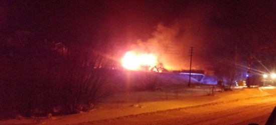 AKTUALIZACJA KOMAŃCZA: Pożar drewnianego domu. Akcję utrudniał porywisty wiatr (FOTO)